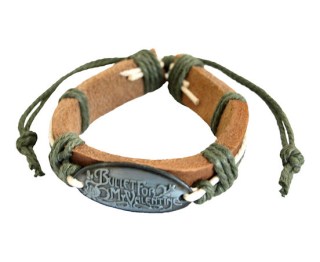 Bruin met groen armband